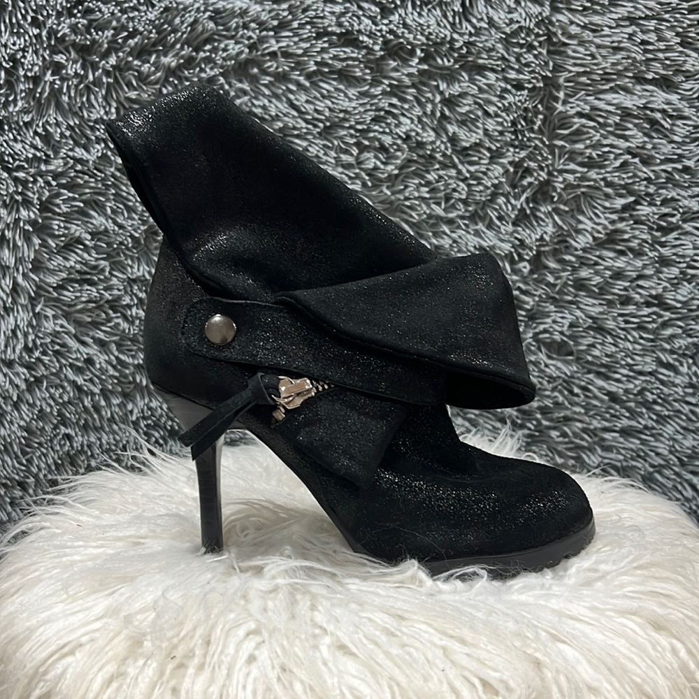 Alain Tondowski Video shows shimmer leather size 7  designer bootie